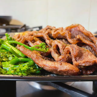 香煎牛排骨配蘑菇汁